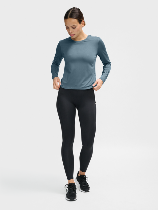 hmlMT AURA MESH T-SHIRT L/S, STORMY WEATHER, model