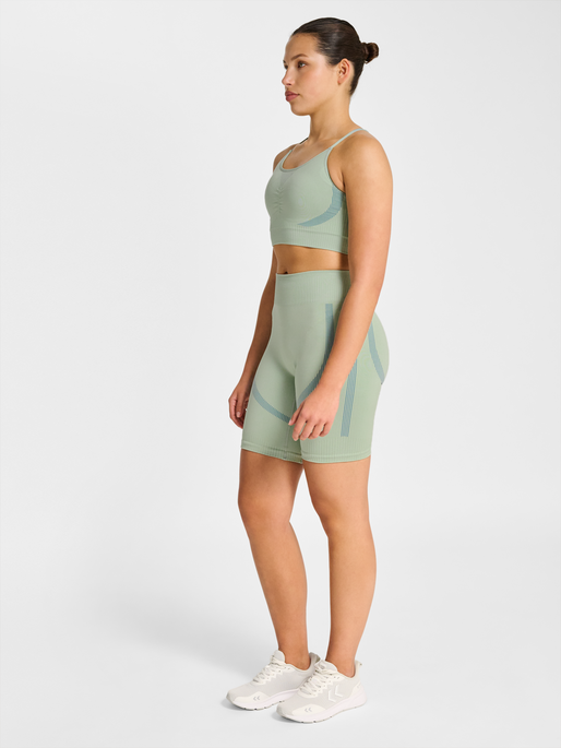 hmlHIIT SEAMLESS SHORT TIGHTS, FROSTY GREEN, model