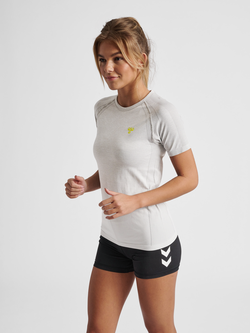 hmlGG12 TRAINING SEAMLESS S/S WOMAN, ALLOY MELANGE, model
