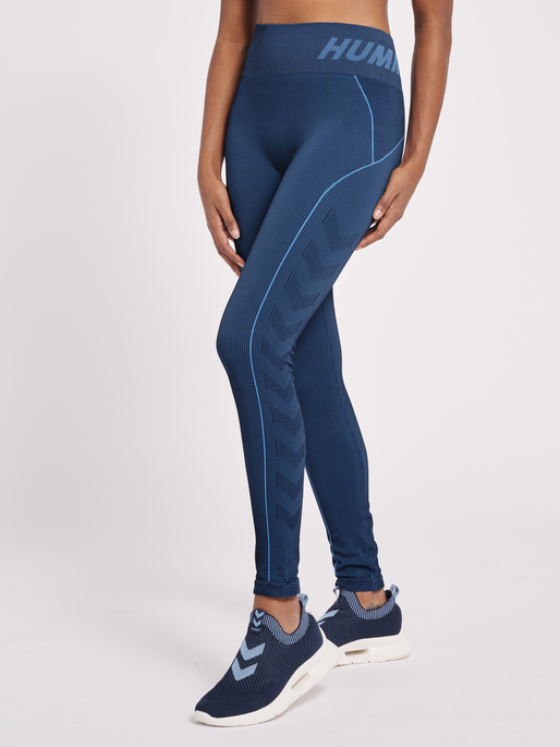 hmlTE CHRISTEL SEAMLESS MW TIGHTS, MARINA/INSIGNIA BLUE MELANGE, model