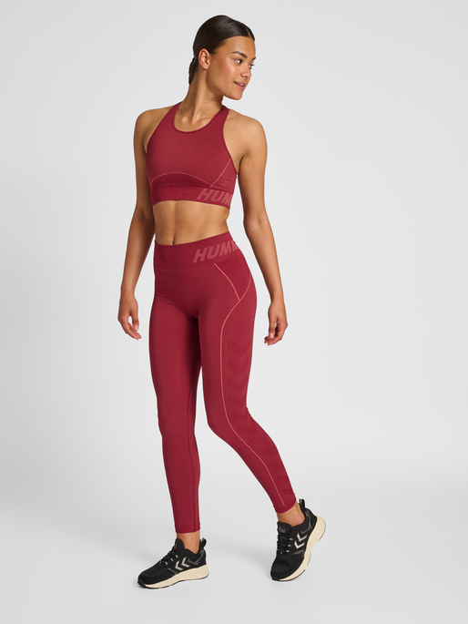 hmlTE CHRISTEL SEAMLESS SPORTS TOP, CABERNET/APPLE BUTTER MELANGE, model
