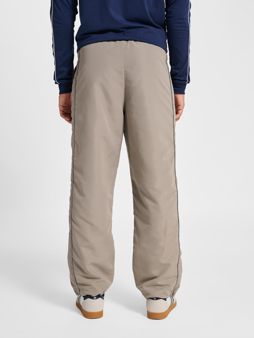 hmlLOOSE TRACK PANTS TOPSCORER, ROCK RIDGE/DRESS BLUES, model