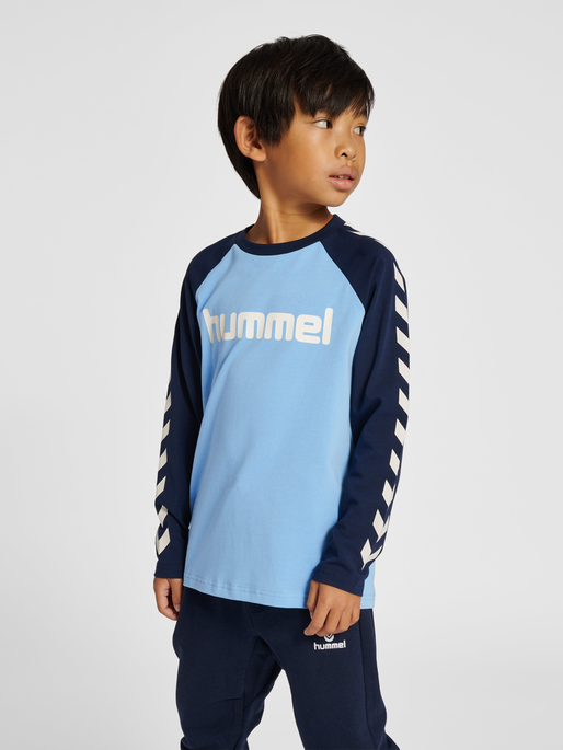 hmlBOYS T-SHIRT L/S, DUSK BLUE, model