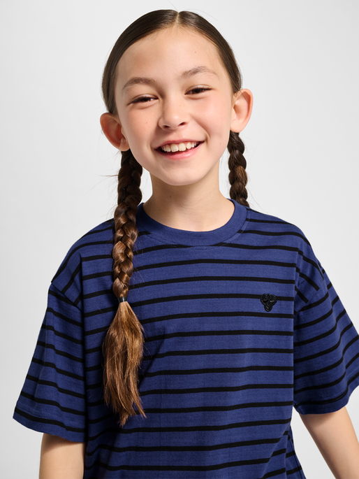 hmlJR LOOSE STRIPED T-SHIRT S/S BEE, DEEP COBALT, model