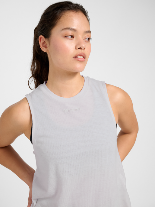 hmlMT VANJA SHORT MUSCLE TANKTOP, WHITE, model