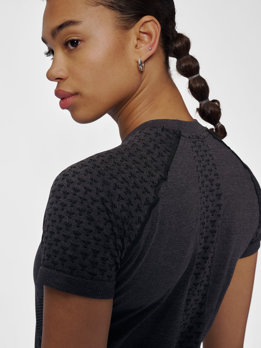 hmlCI SEAMLESS T-SHIRT, BLACK MELANGE, model