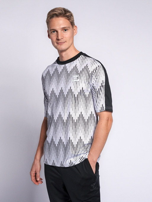 hmlBLAZE T-SHIRT S/S, 9001, model