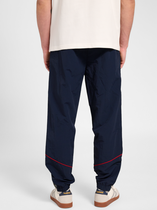 hmlWORLD 26 TRACK PANTS, DARK SAPPHIRE, model