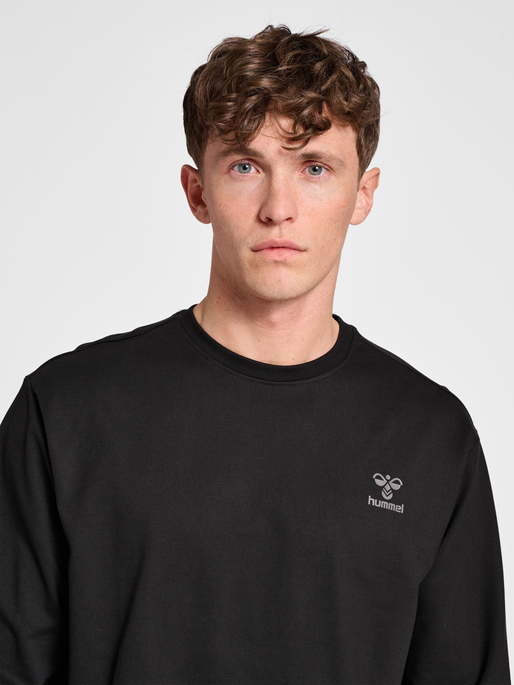 hmlOFFGRID COTTON SWEATSHIRT, JET BLACK/FORGED IRON, model