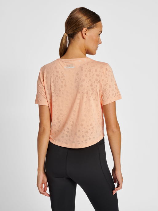 hmlMT IRIS BURNOUT CROP T-SHIRT, ALMOST APRICOT, model