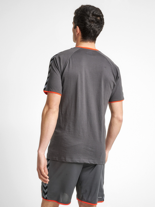 hmlAUTHENTIC TRAINING TEE, ASPHALT, model