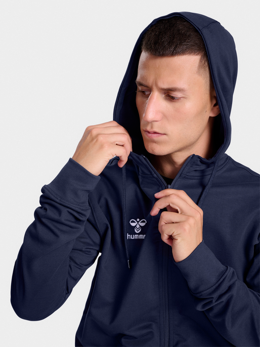 hmlGO 2.0 ZIP HOODIE, MARINE, model