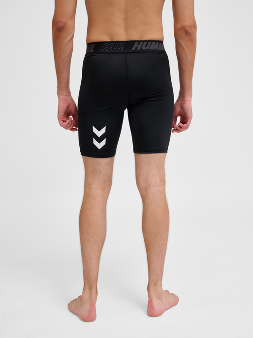 hmlTE TOPAZ TIGHT SHORTS, BLACK, model