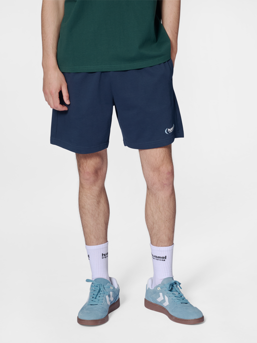 hmlFELIX SWEAT SHORTS, DRESS BLUES, model