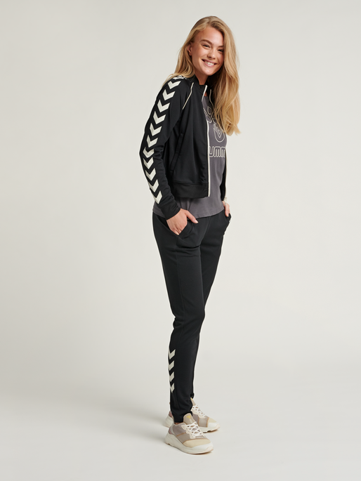 hmlZIBA TAPERED PANTS, 2001, model