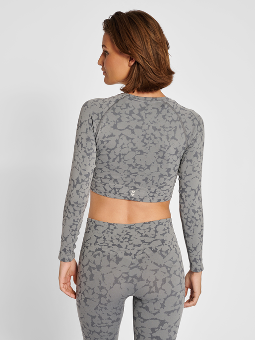 hmlMT PI SEAMLESS CROP T-SHIRT L/S, SHARKSKIN, model