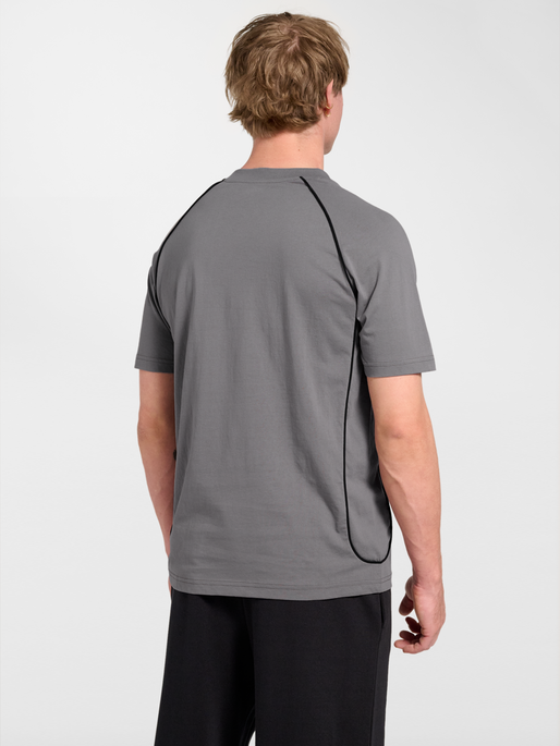 hmlPITCH REST DAY T-SHIRT S/S, CHARCOAL GRAY, model