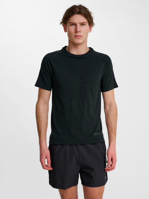 hmlHIIT SEAMLESS T-SHIRT S/S, BLACK, model
