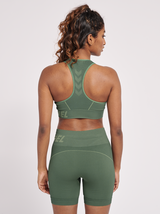 hmlTE CHRISTEL SEAMLESS SPORTS TOP, LILY PAD/ LAUREL WREATH MELANGE, model