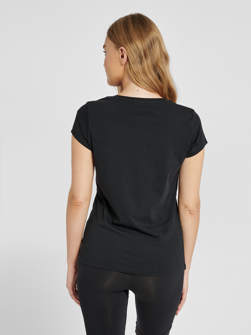 hmlSENGA T-SHIRT S/S, BLACK, model