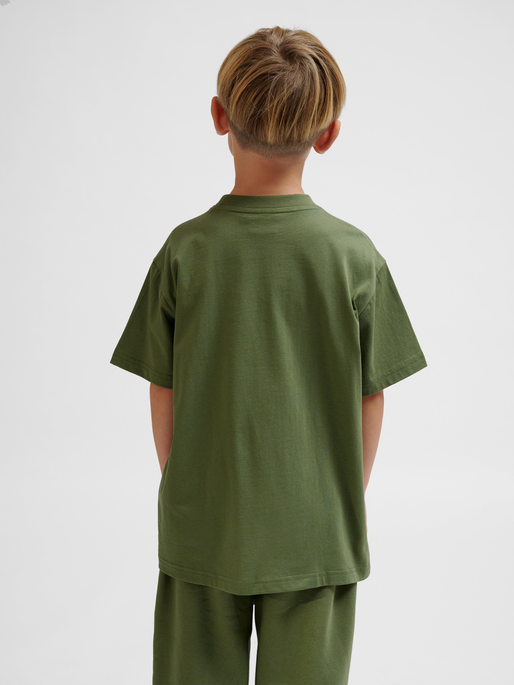 hmlCLEAN T-SHIRT S/S, OLIVINE, model