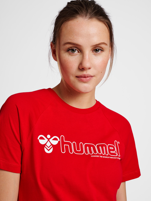 hmlNONI 2.0 T-SHIRT, BARBADOS CHERRY, model