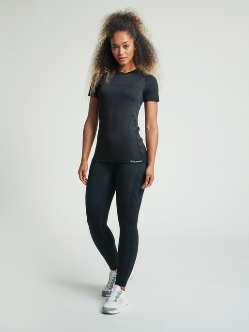 hmlCLEA SEAMLESS T-SHIRT, BLACK MELANGE, model
