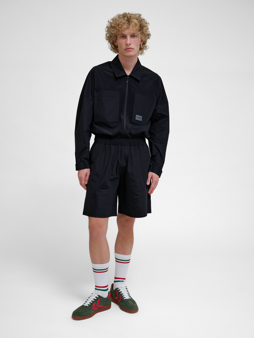 hmlSORONA REGULAR SHORTS, BLACK, model