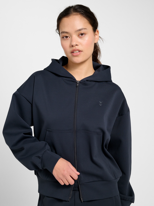 hmlDEFENDER W ZIP HOODIE, EBONY, model