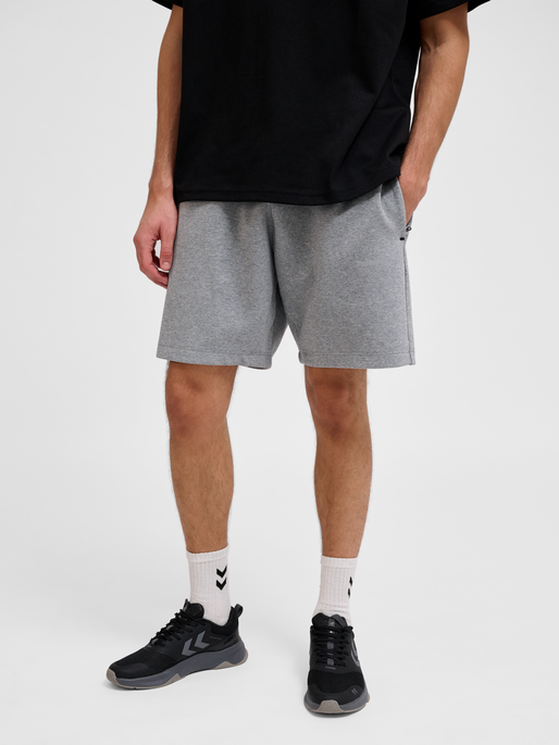 hmlTECH FLEECE SHORTS, GREY MELANGE, model