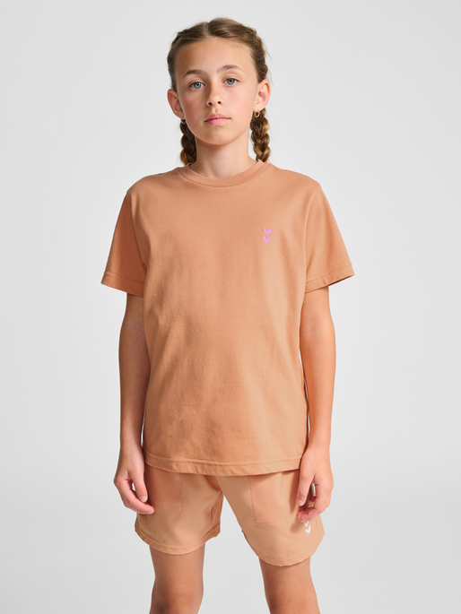 hmlJR PULSE T-SHIRT S/S, PEACH BLOOM, model