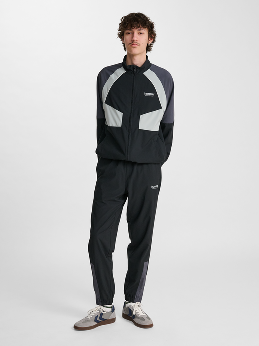 hmlLOOSE TRACK PANTS SPORTSWEAR, BLACK, model
