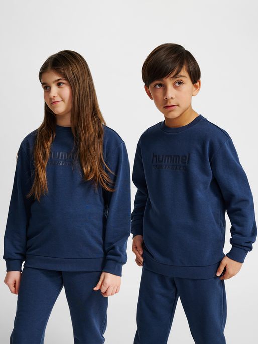 hmlJR BASE SWEATSHIRT, DRESS BLUES, model