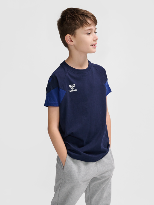 hmlTRAVEL T-SHIRT S/S KIDS, MARINE, model