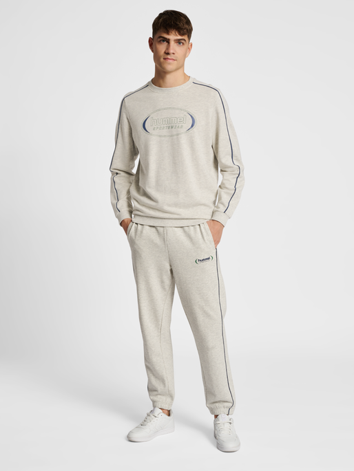 hmlLGC RYAN SWEATSHIRT, TOFU MELANGE, model