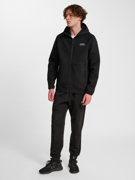 hmlTECH FLEECE REGULAR ZIP HOODIE, BLACK, model