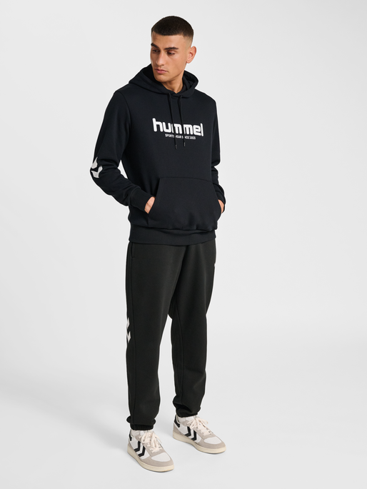 hmlLEGACY 2.0 HOODIE, BLACK, model