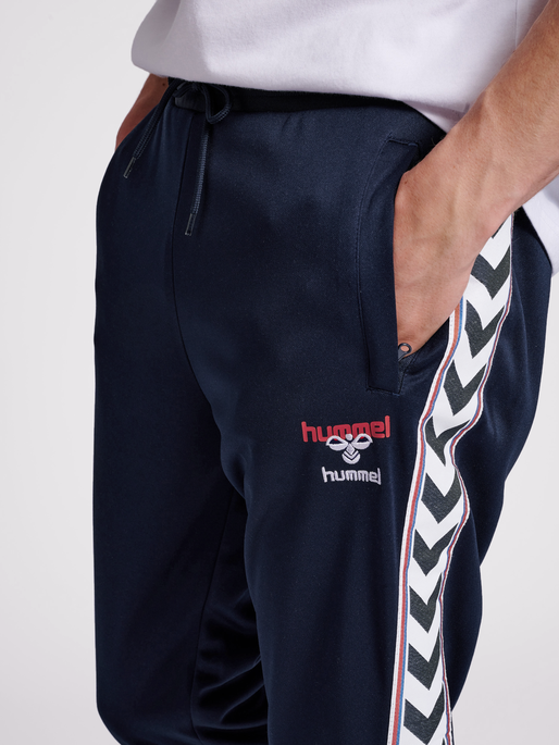 hmlIC LERBY POLY TAPERED PANTS, PEACOAT, model