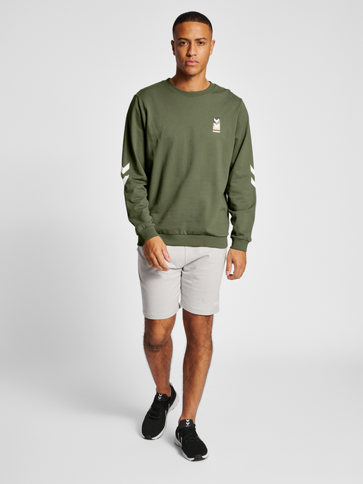 hmlLGC JEREMY SWEATSHIRT, FOUR LEAF CLOVER, model