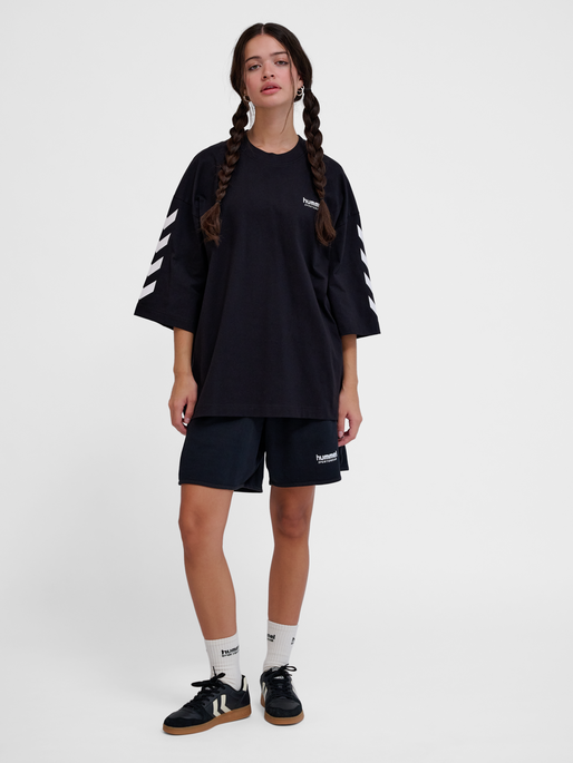 hmlOVERSIZED WILLY T-SHIRT SW, BLACK, model