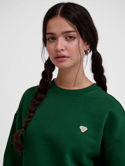 hmlLOOSE CREWNECK BEE, EDEN, model