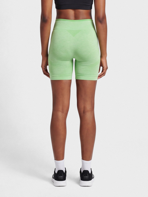 hmlMT UNA SEAMLESS MID WAIST SHORTS, SUMMER GREEN MELANGE, model