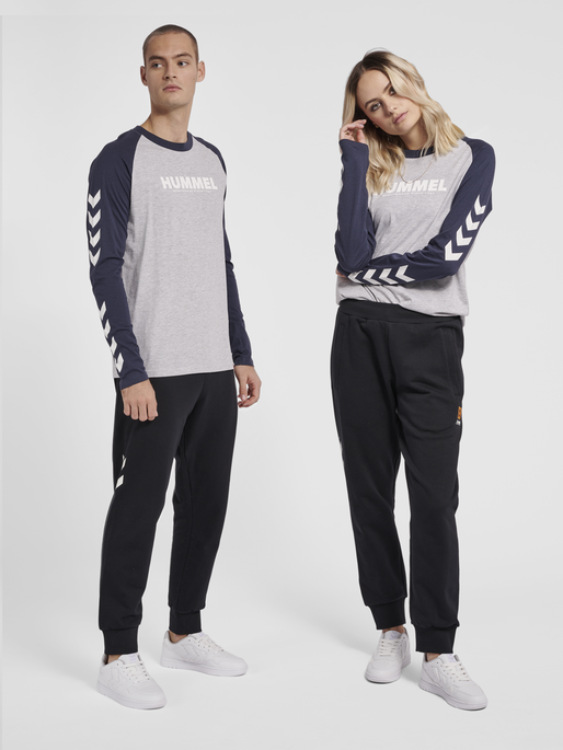 hmlLEGACY BLOCKED T-SHIRT L/S, BLUE NIGHTS, model