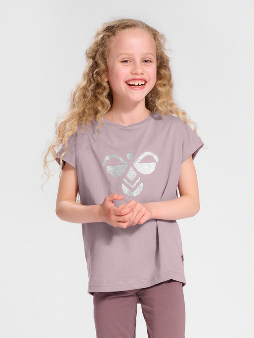 hmlDIEZ T-SHIRT S/S, QUAIL, model