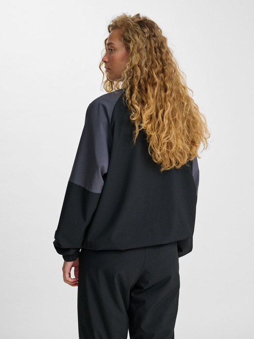 hmlLOOSE TRACK ZIPJACKET SPORTSWEAR, BLACK, model