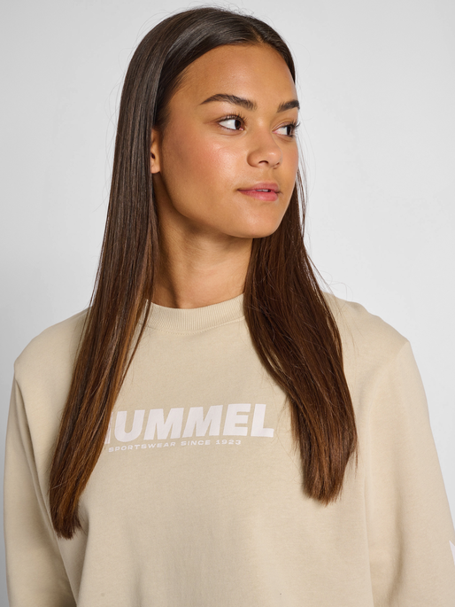 hmlLEGACY SWEATSHIRT, PUMICE STONE, model