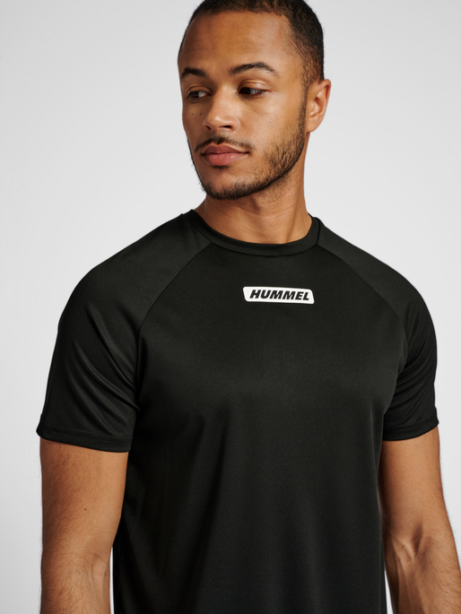 hmlTE TIHALT T-SHIRT, BLACK, model