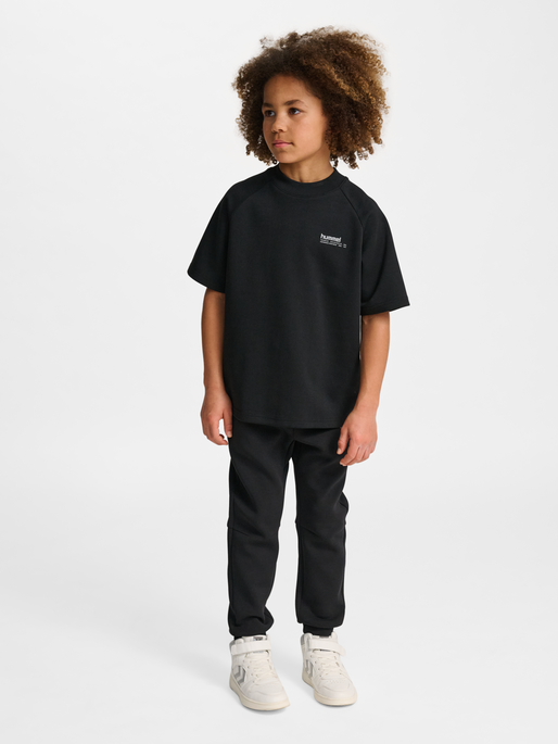 hmlJR TECH LOOSE T-SHIRT, BLACK, model
