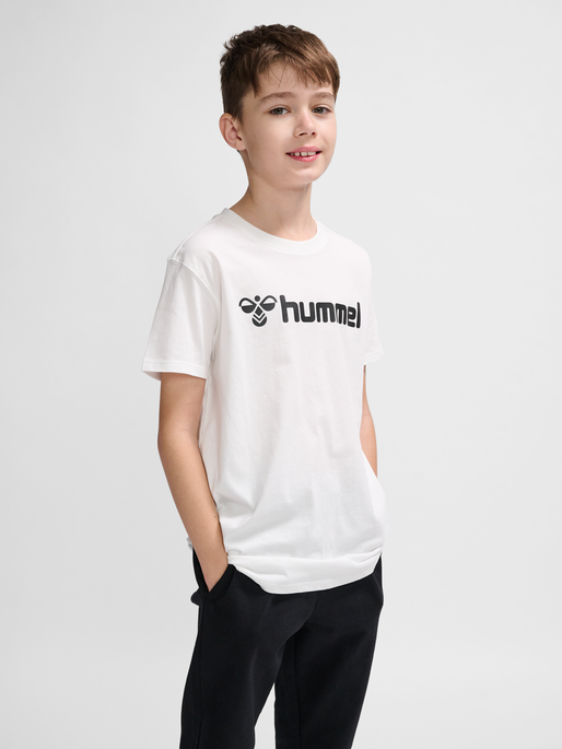 hmlGO 2.0 LOGO T-SHIRT S/S KIDS, WHITE, model
