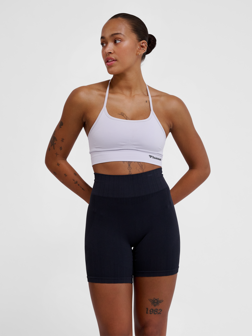 hmlTIFFY SEAMLESS SPORTS TOP, THISTLE, model